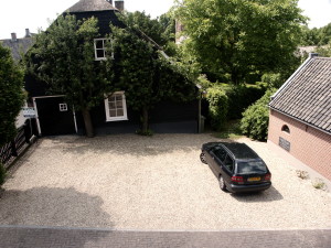 Tuin buren rechtsachterin in 2006. Nog mooi groen.